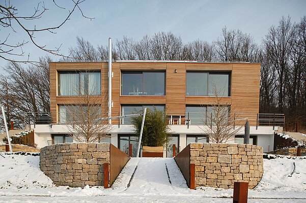 Frontansicht des Wohn- und Bürogebäudes in Geisfeld 