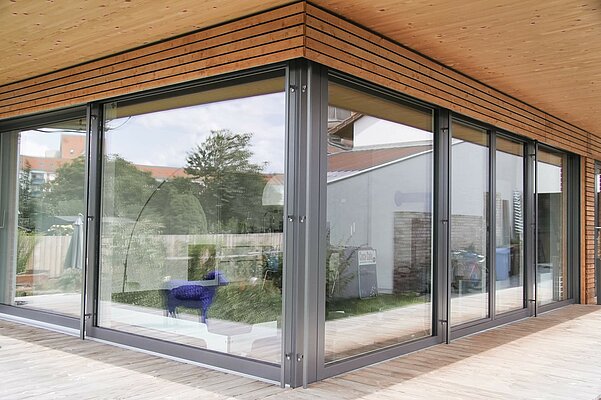 Eingeschossiger Holzrahmenbau mit Blick in den Wohnbereich