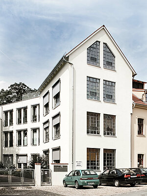 Moderner Gebäudekomplex mit großzügiger Dachterrasse