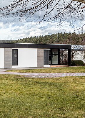 Bürogebäude der Firma Riegg & Partner Intercorp in Neudrossenfeld - Außenansicht des Gebäudes