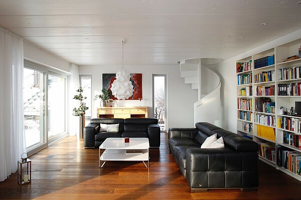 Blick in das Wohn- und Bürogebäude in Geisfeld