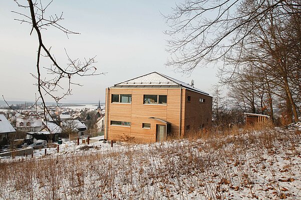 Wohn- und Bürogebäude in Passivbauweise bei Schnee