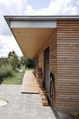 Eingeschossiger Holzrahmenbau mit Brettschichtholzdecke und Flachdach