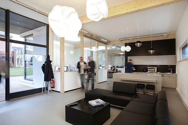 Eingangsbereich des Bürogebäudes der Firma Riegg & Partner Intercorp in Neudrossenfeld