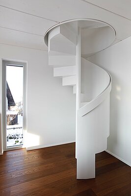 Blick in das Wohn- und Bürogebäude in Geisfeld